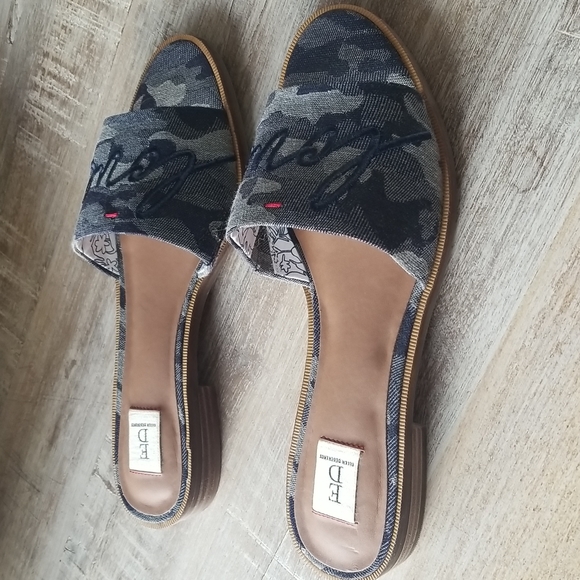 Ellen DeGeneres "Love" Camo Slides/Sandals 7.5 NWT - Picture 2 of 6